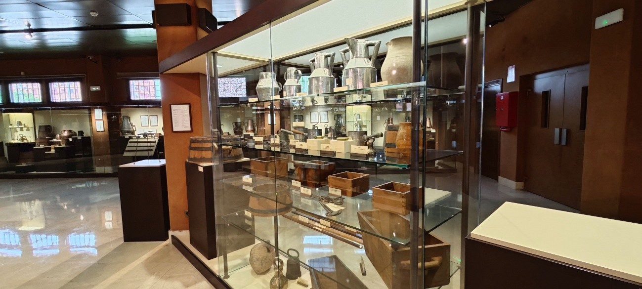 Iluminación renovada de la Colección de Pesas y Medidas antiguas del CEM